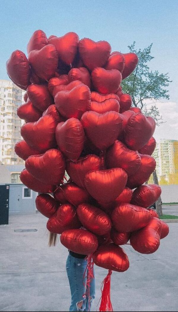 100 фольгированных сердец