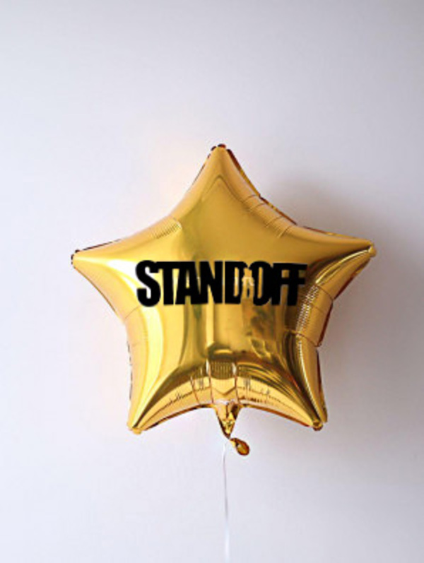 Фольгированная звезда с текстом Standoff