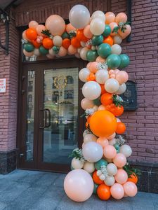 Разнокалиберная гирлянда из шаров на открытие кофейни