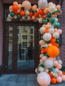 Разнокалиберная гирлянда из шаров на открытие кофейни