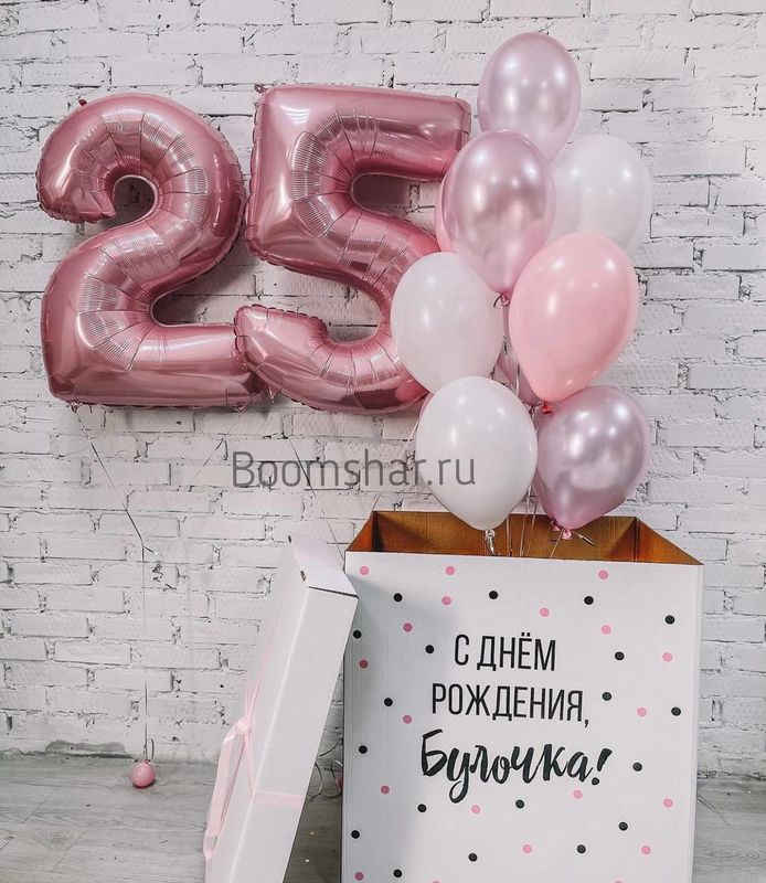 Коробка с воздушными шарами и цифрами